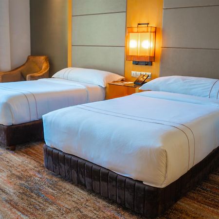 The Waterfront Hotel Kuching Dış mekan fotoğraf Two single beds