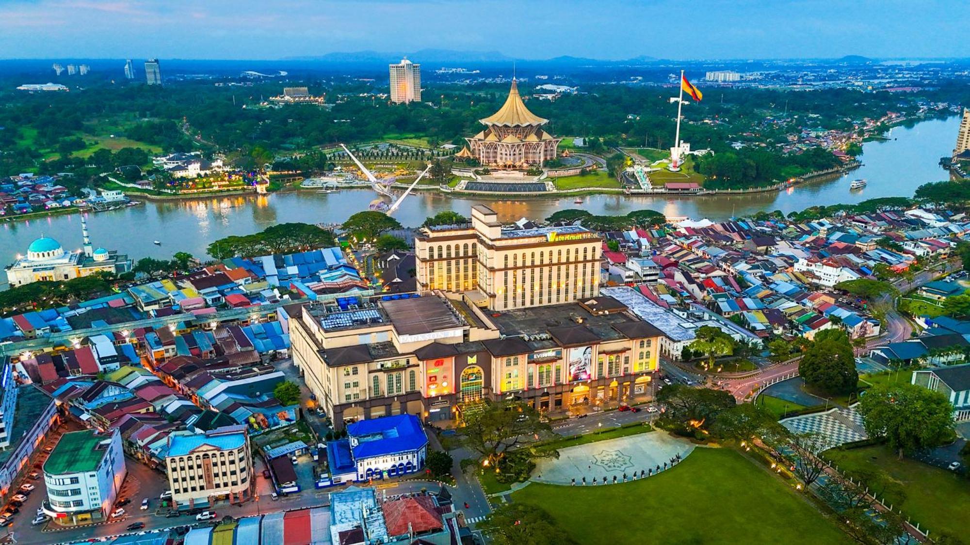 The Waterfront Hotel Kuching Dış mekan fotoğraf Aerial view of the city centre