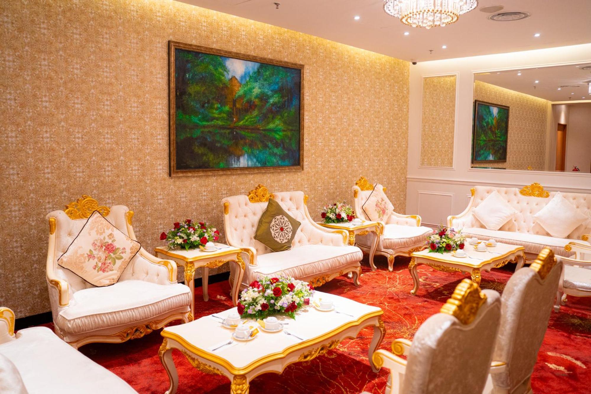 The Waterfront Hotel Kuching Dış mekan fotoğraf The lobby of the hotel