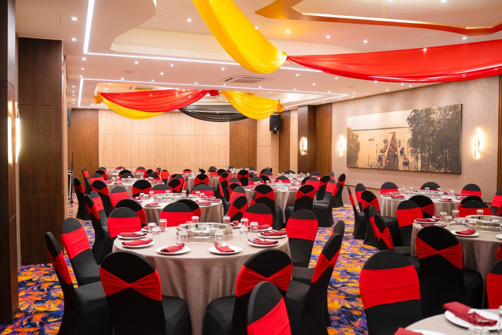 The Waterfront Hotel Kuching Dış mekan fotoğraf The ballroom