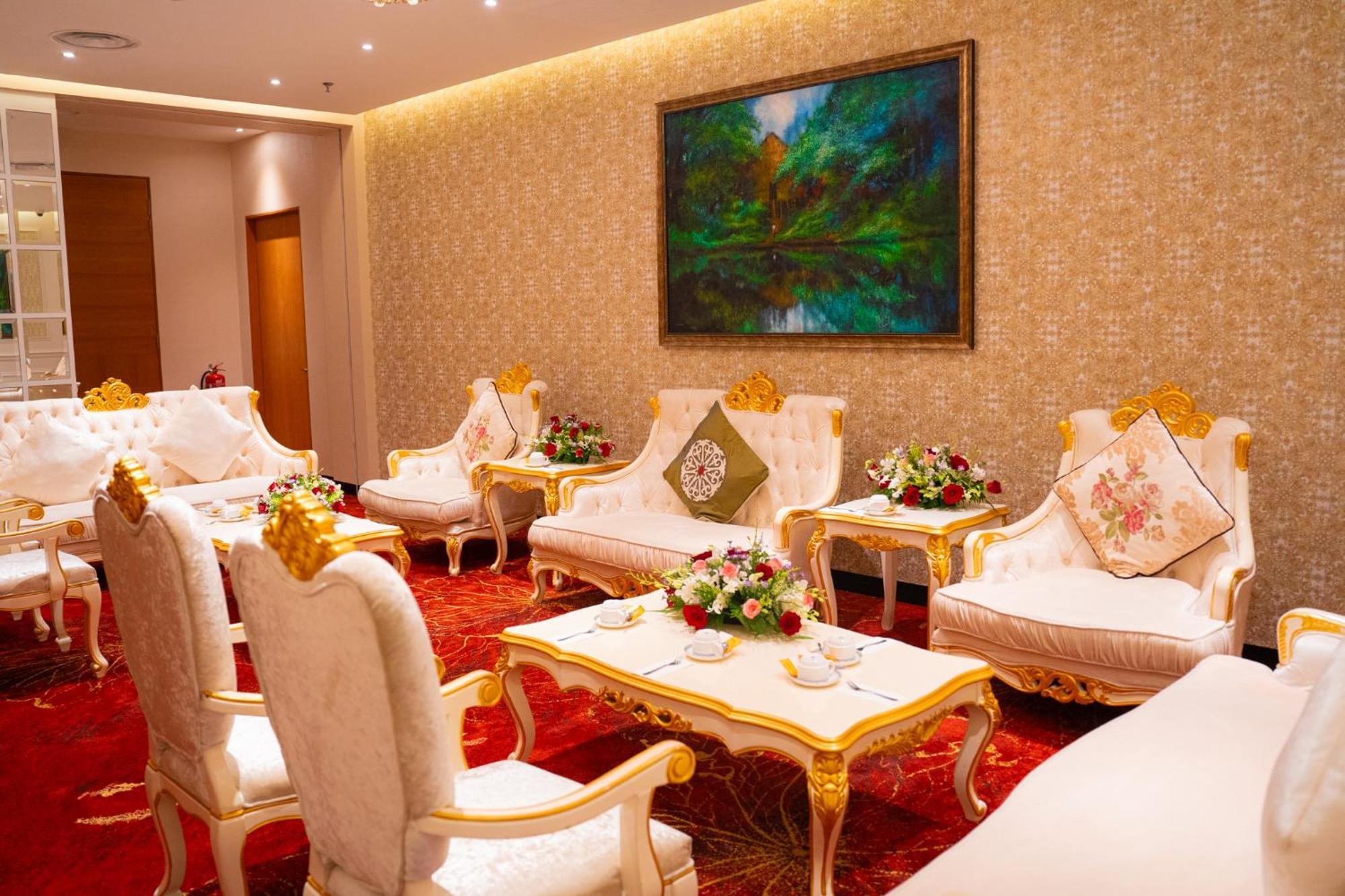 The Waterfront Hotel Kuching Dış mekan fotoğraf The interior of the hotel