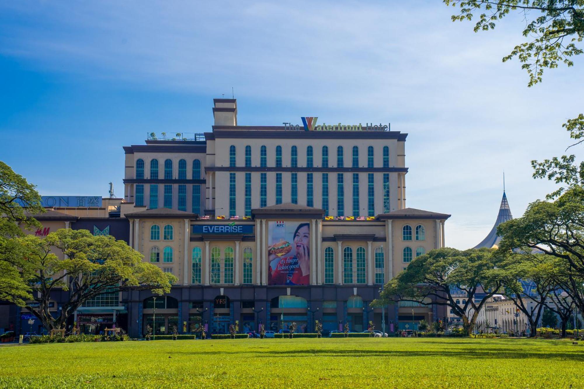 The Waterfront Hotel Kuching Dış mekan fotoğraf The hotel in 2019