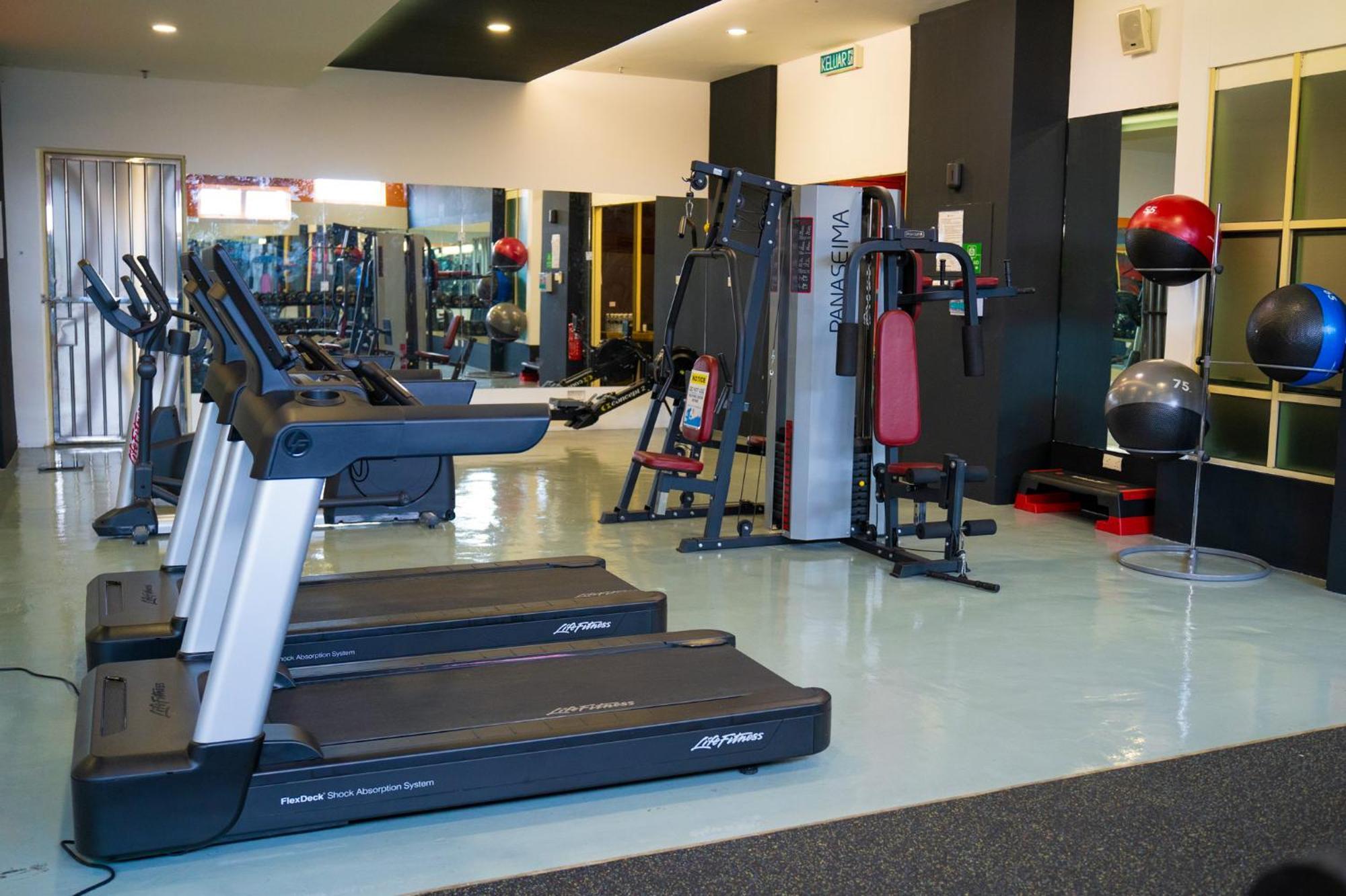 The Waterfront Hotel Kuching Dış mekan fotoğraf A gym in a hotel