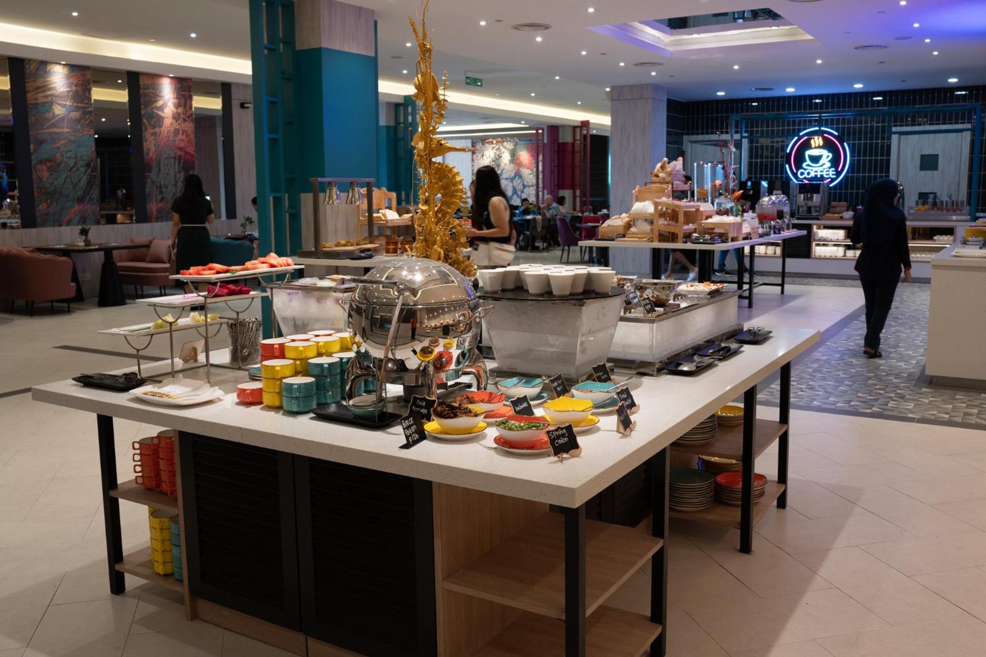 The Waterfront Hotel Kuching Dış mekan fotoğraf The buffet at the hotel