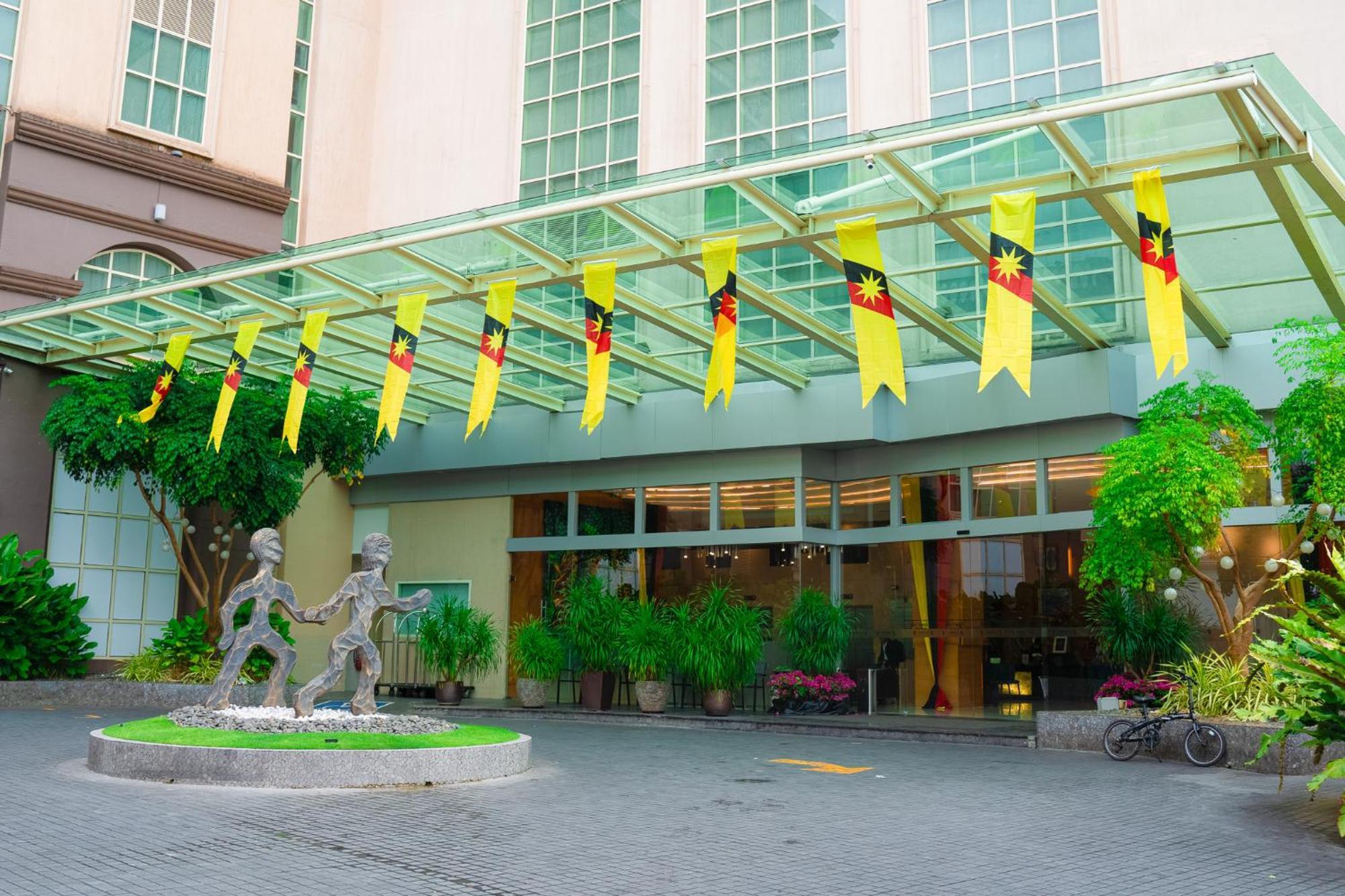 The Waterfront Hotel Kuching Dış mekan fotoğraf The main entrance of the hotel