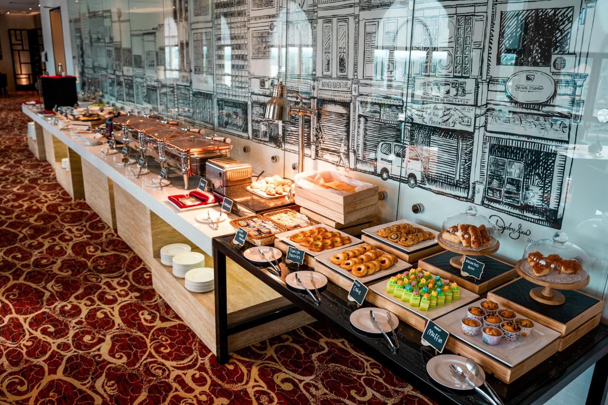 The Waterfront Hotel Kuching Dış mekan fotoğraf A buffet at a hotel