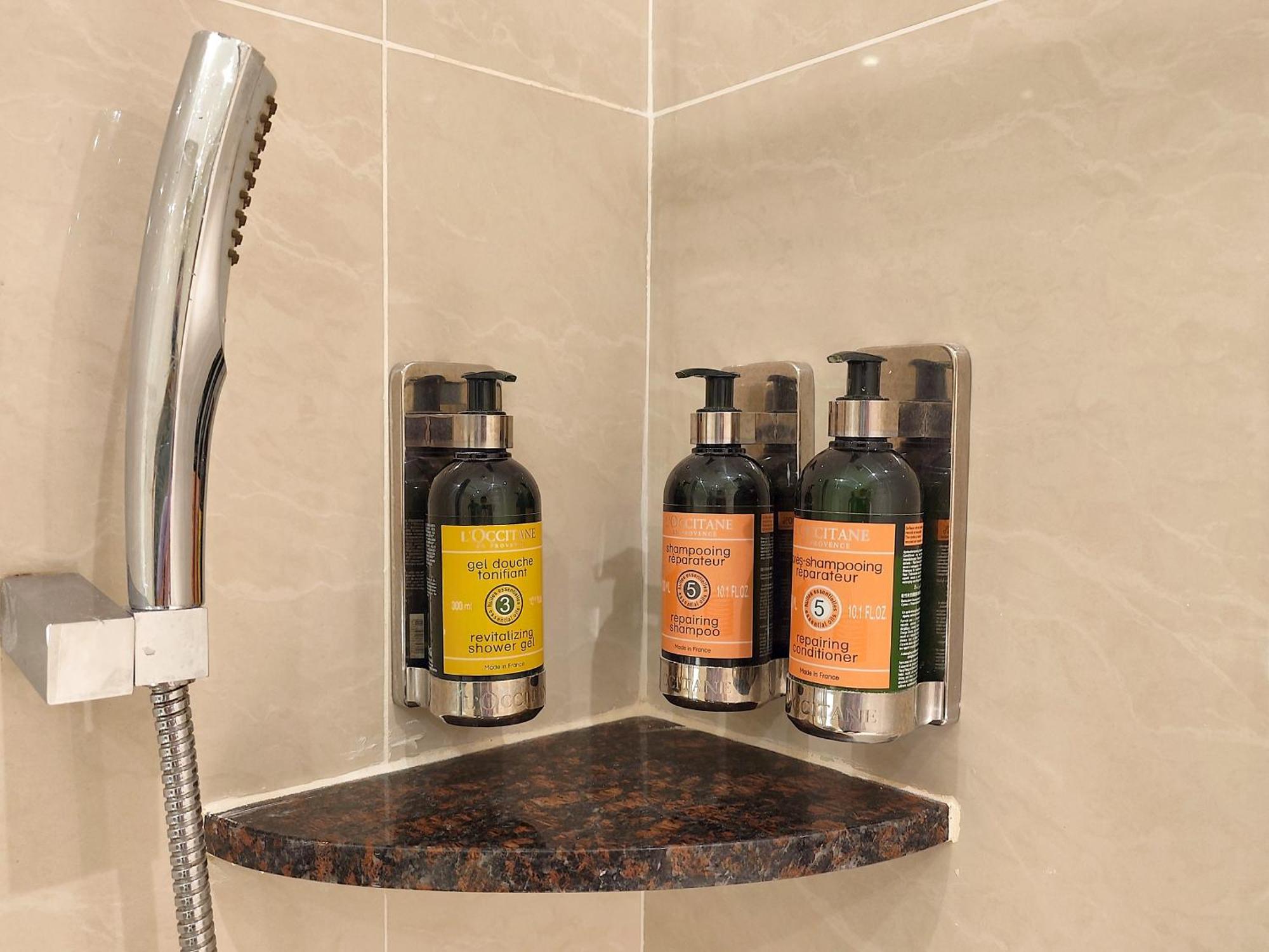 The Waterfront Hotel Kuching Dış mekan fotoğraf Shower gel