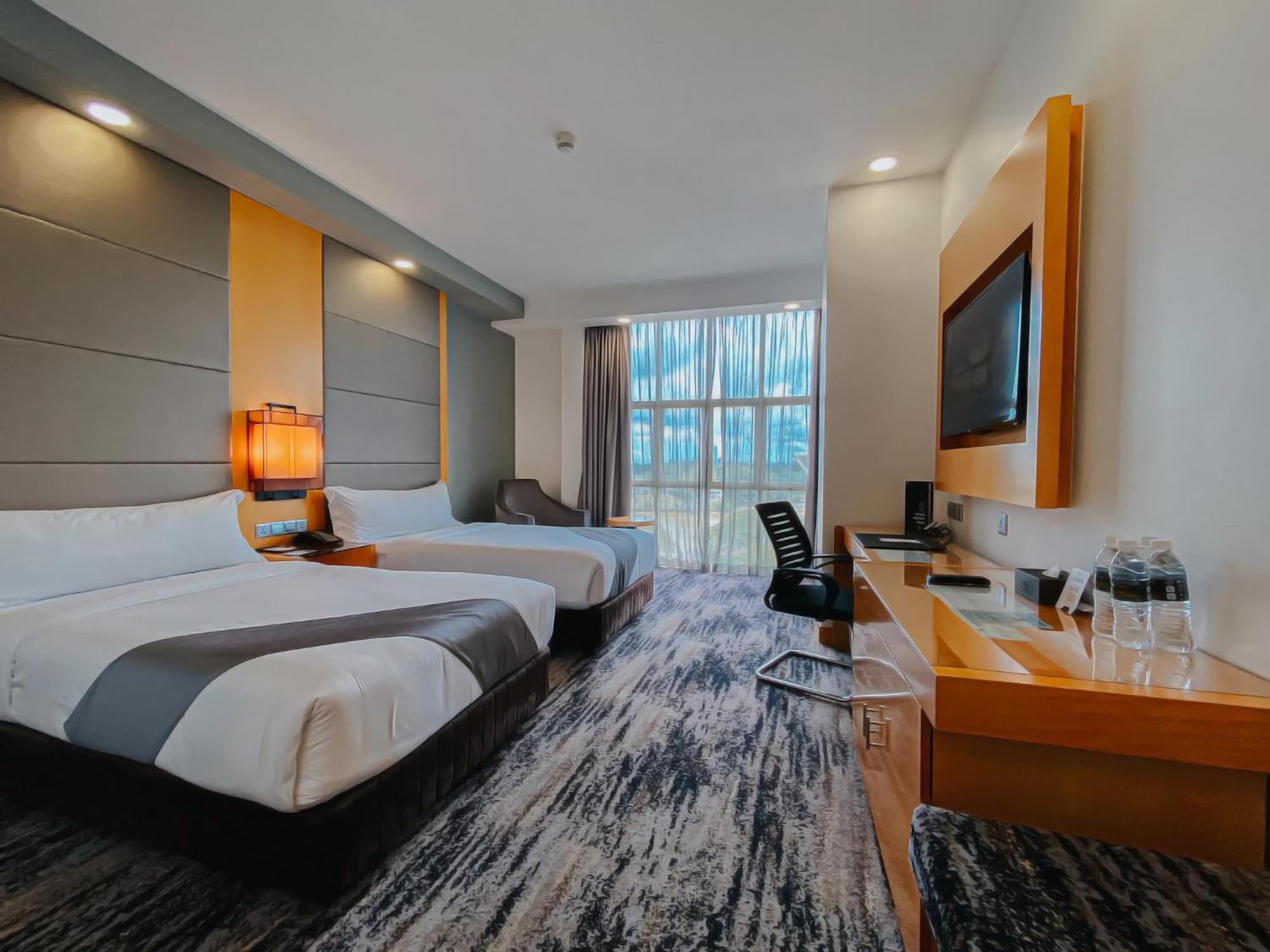 The Waterfront Hotel Kuching Dış mekan fotoğraf Deluxe Room