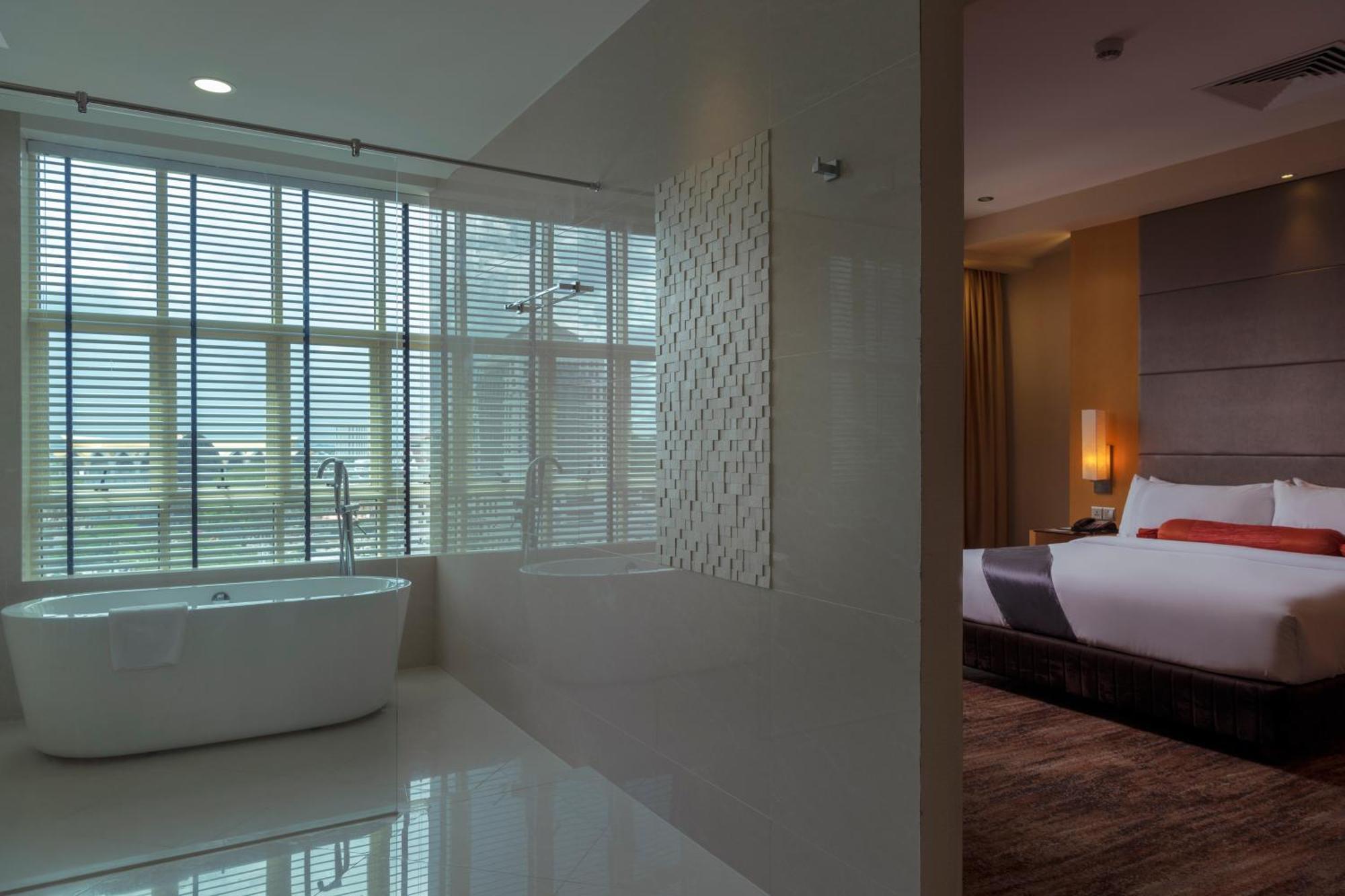 The Waterfront Hotel Kuching Dış mekan fotoğraf A bathroom at the hotel