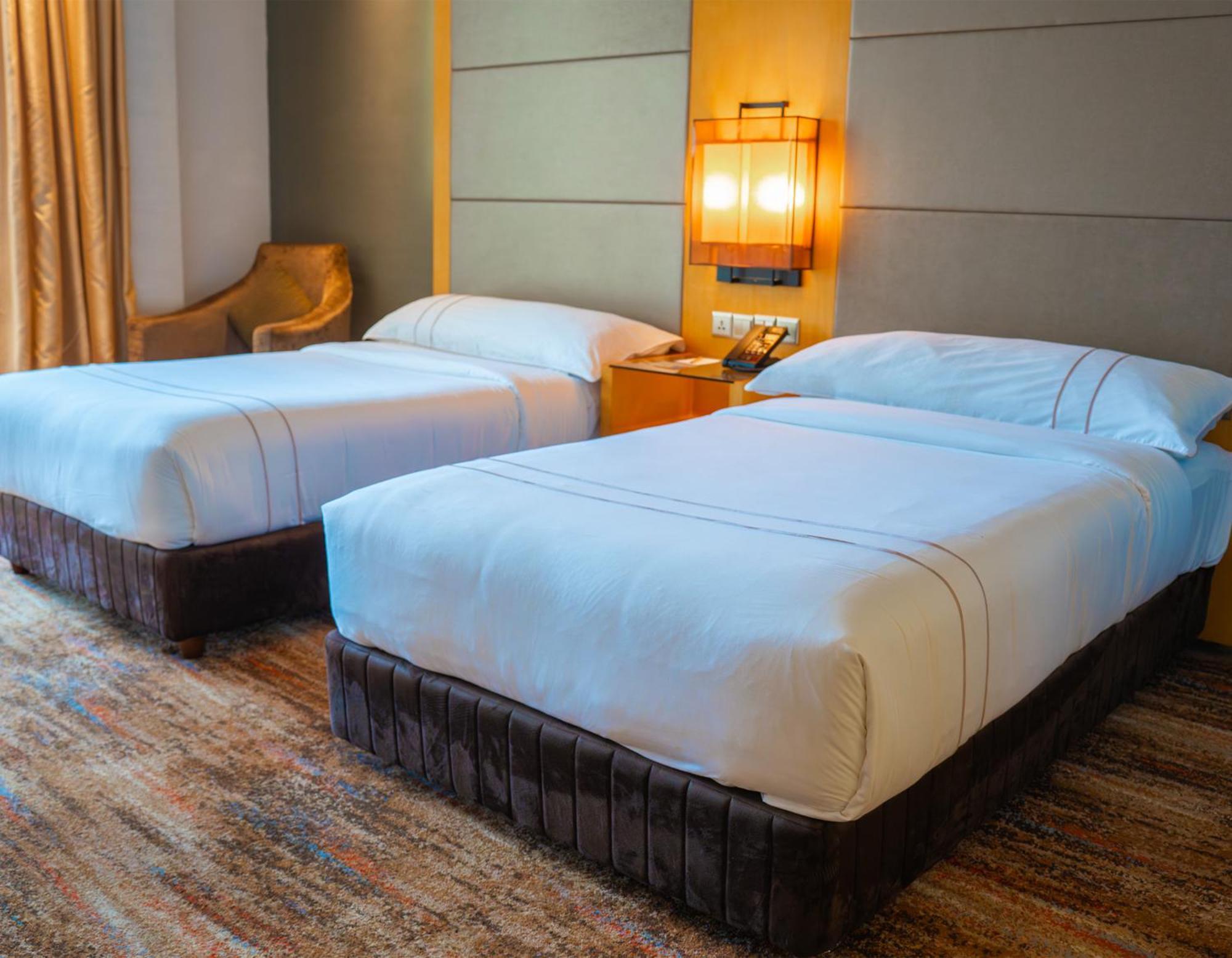 The Waterfront Hotel Kuching Dış mekan fotoğraf Two single beds