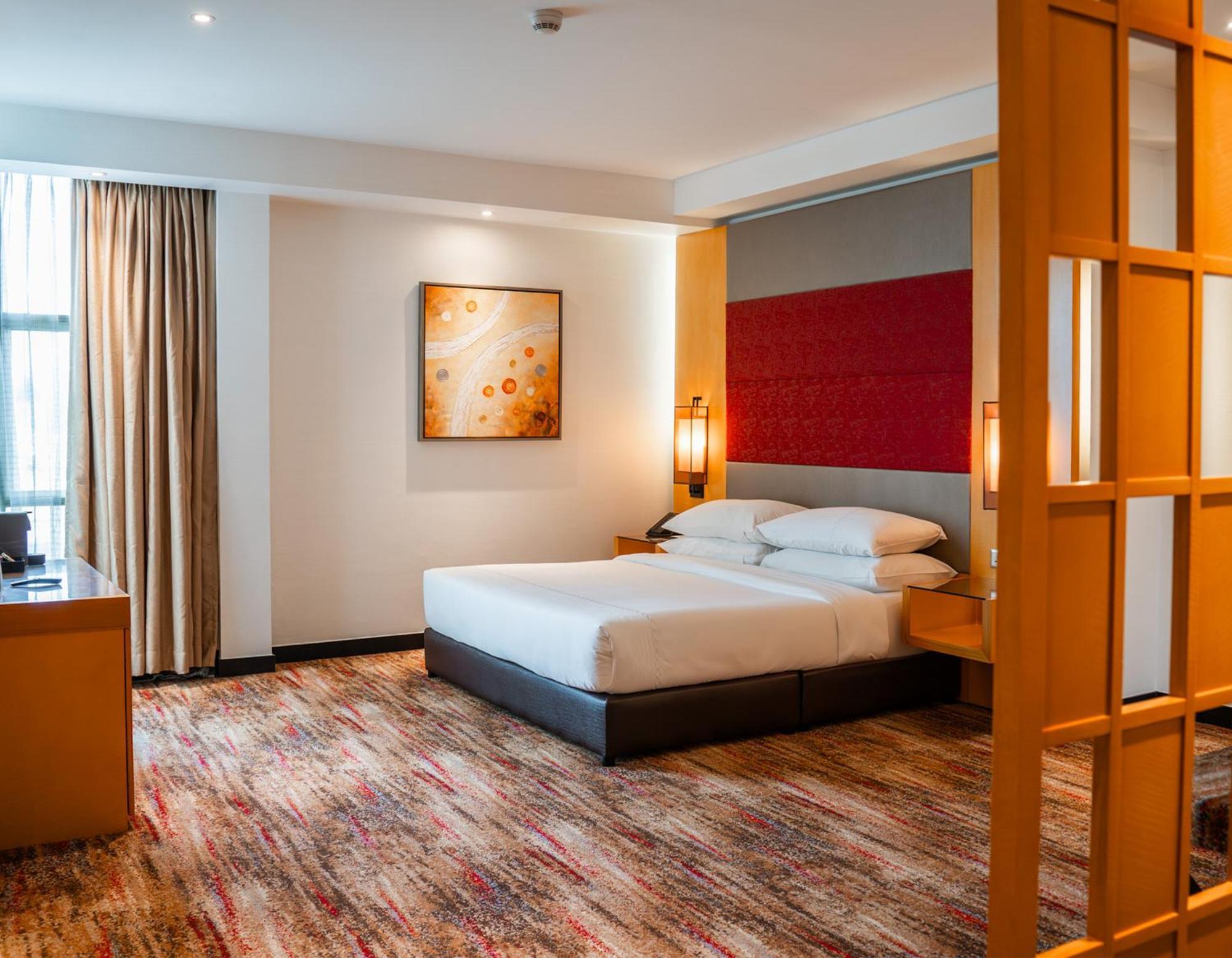The Waterfront Hotel Kuching Dış mekan fotoğraf A bedroom at the hotel