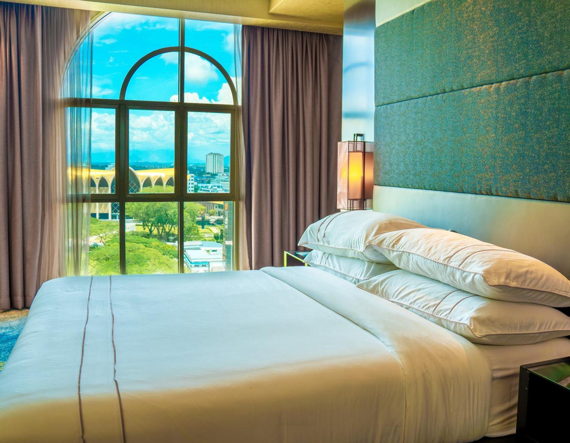 The Waterfront Hotel Kuching Dış mekan fotoğraf Deluxe Room