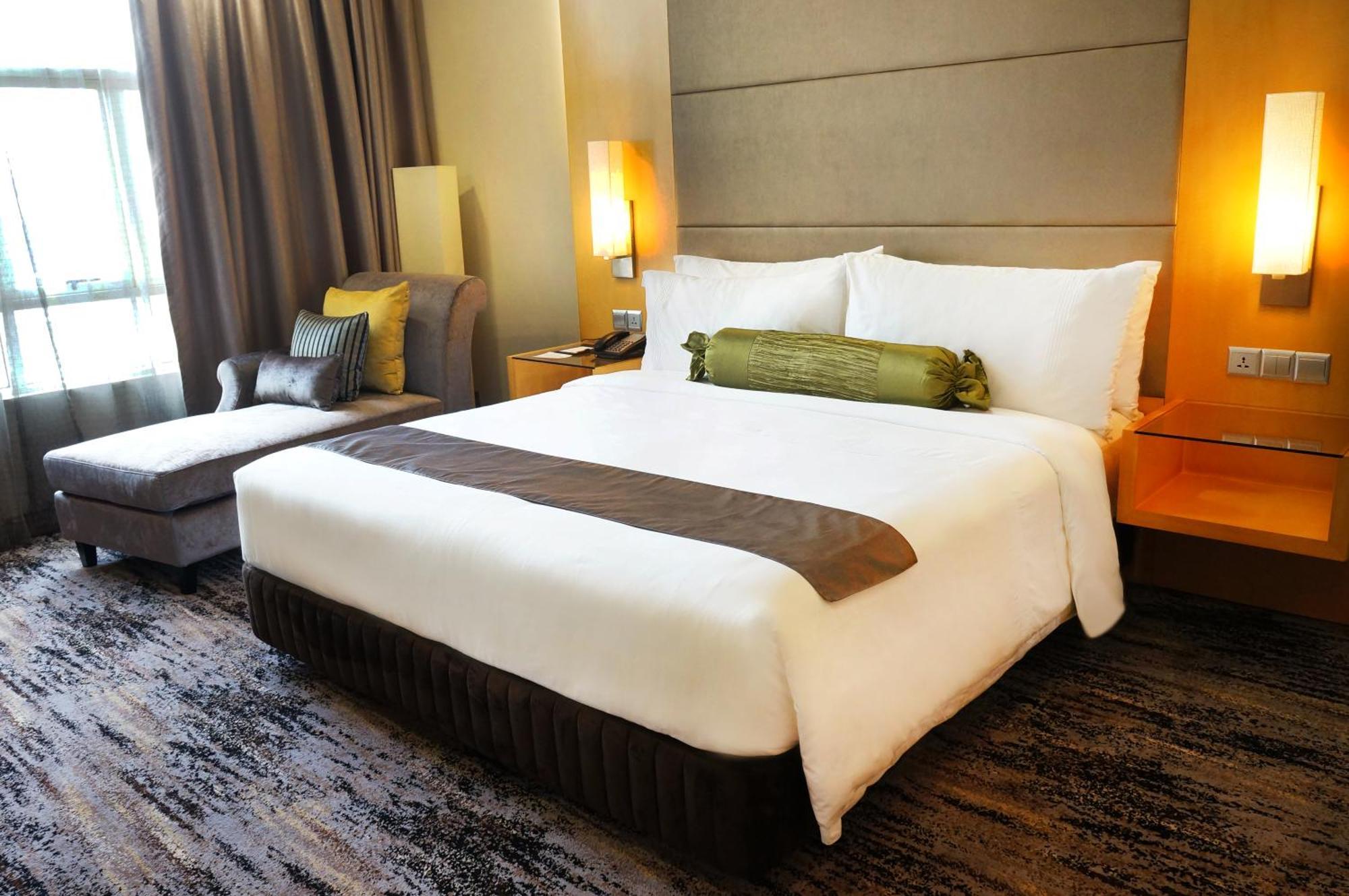 The Waterfront Hotel Kuching Dış mekan fotoğraf A bed