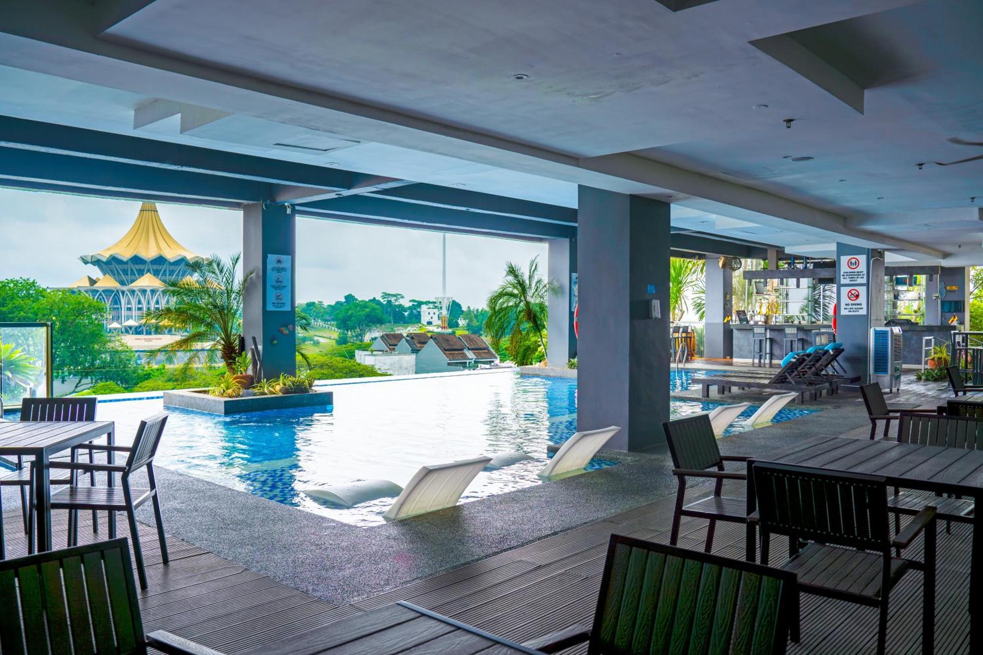 The Waterfront Hotel Kuching Dış mekan fotoğraf The pool at the hotel