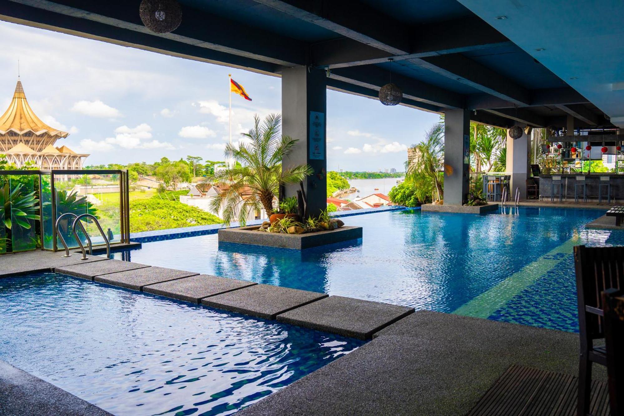 The Waterfront Hotel Kuching Dış mekan fotoğraf Infinity pool at the hotel