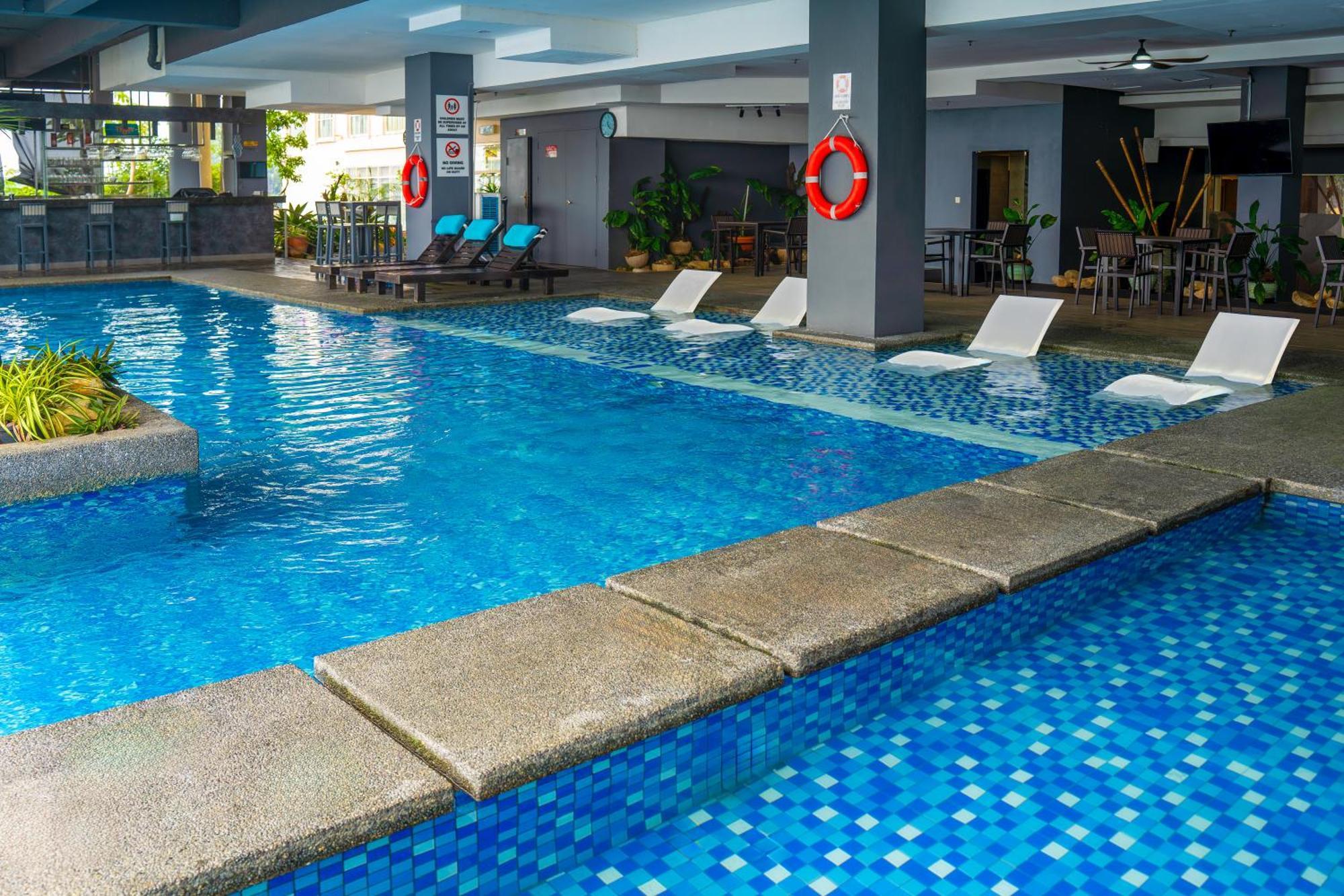 The Waterfront Hotel Kuching Dış mekan fotoğraf Swimming pool at the hotel