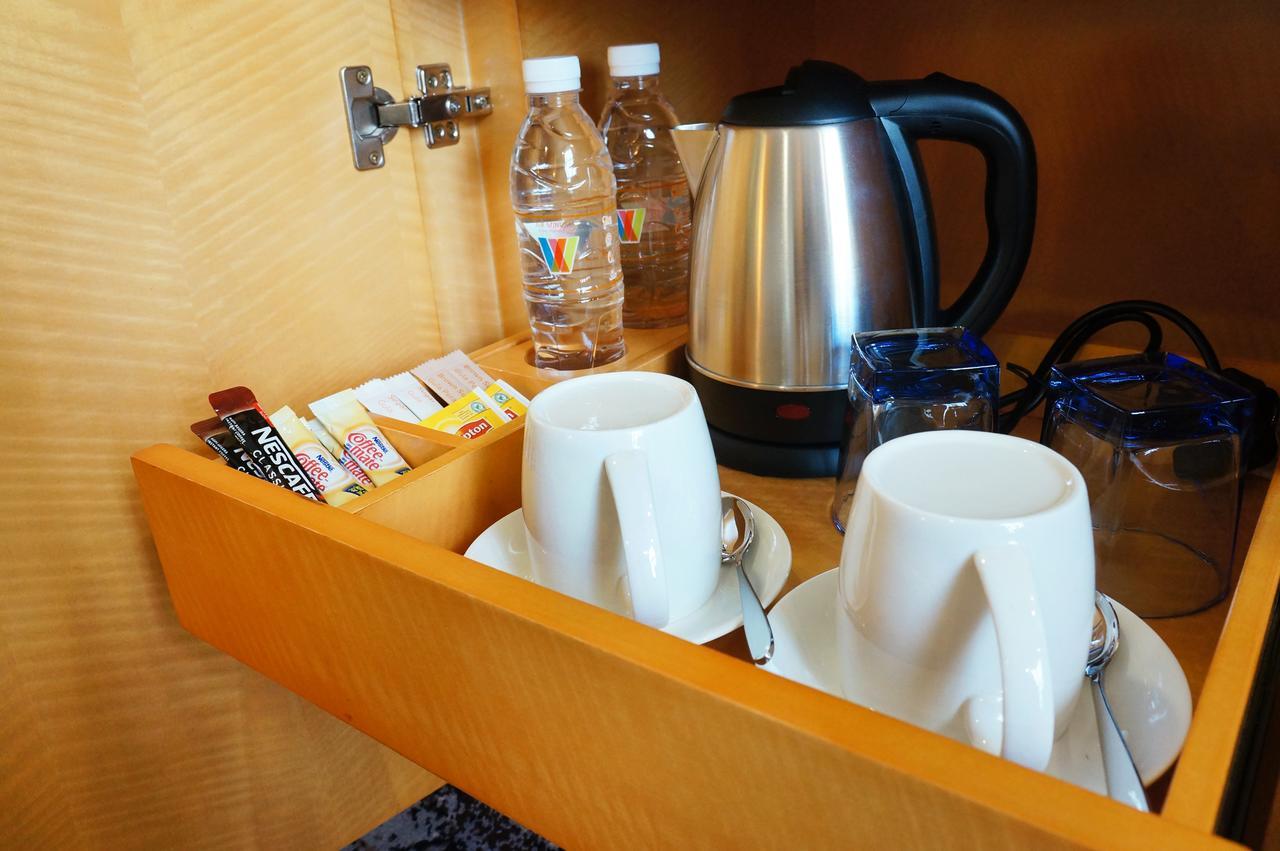 The Waterfront Hotel Kuching Dış mekan fotoğraf A kettle in a hotel room