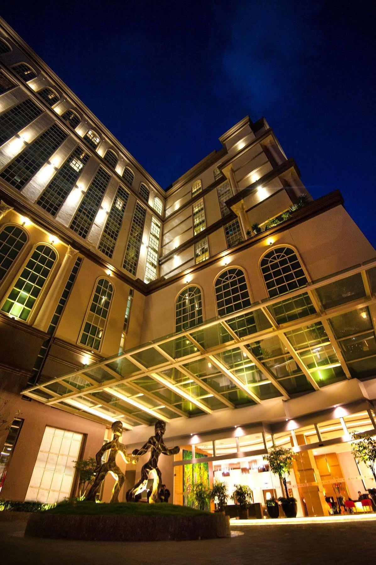 The Waterfront Hotel Kuching Dış mekan fotoğraf The hotel's facade