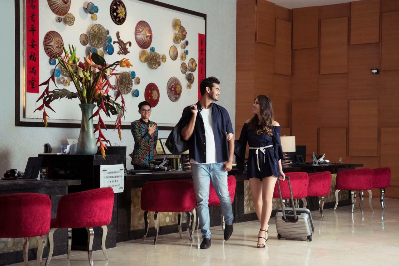 The Waterfront Hotel Kuching Dış mekan fotoğraf The lobby of the hotel