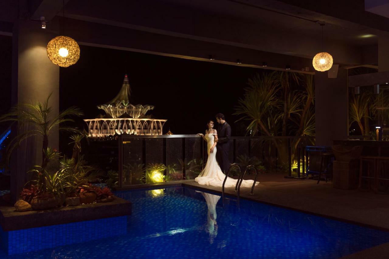 The Waterfront Hotel Kuching Dış mekan fotoğraf The pool at the hotel