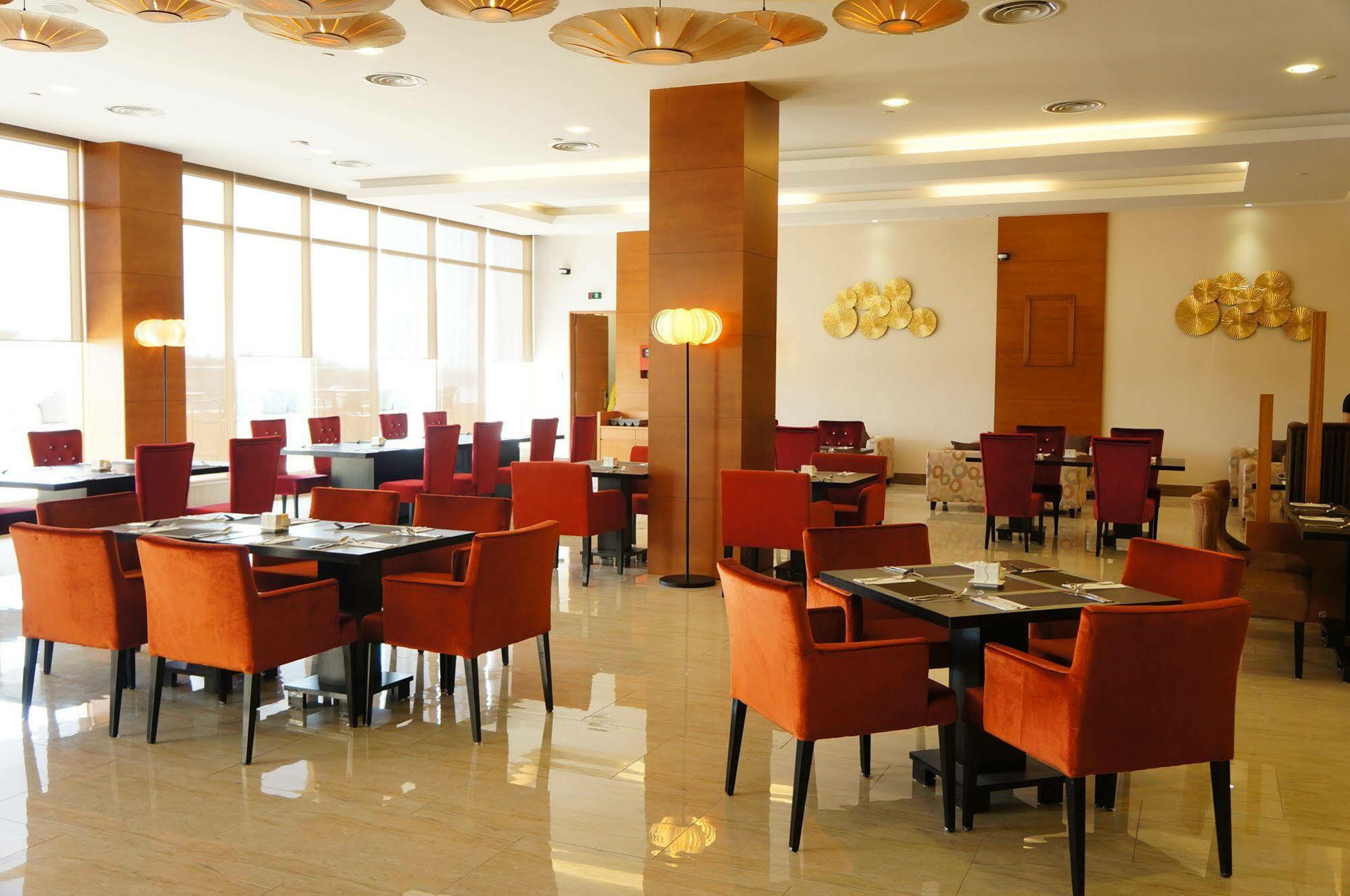 The Waterfront Hotel Kuching Dış mekan fotoğraf The restaurant