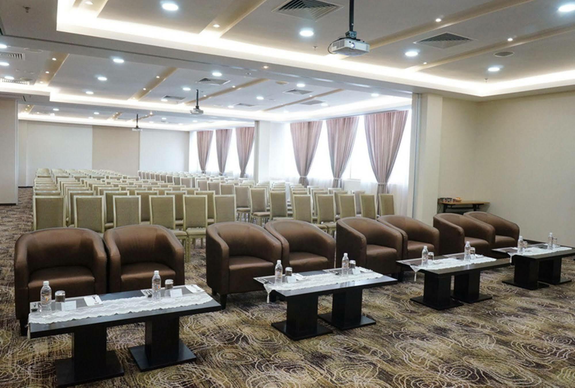 The Waterfront Hotel Kuching Dış mekan fotoğraf Meeting room